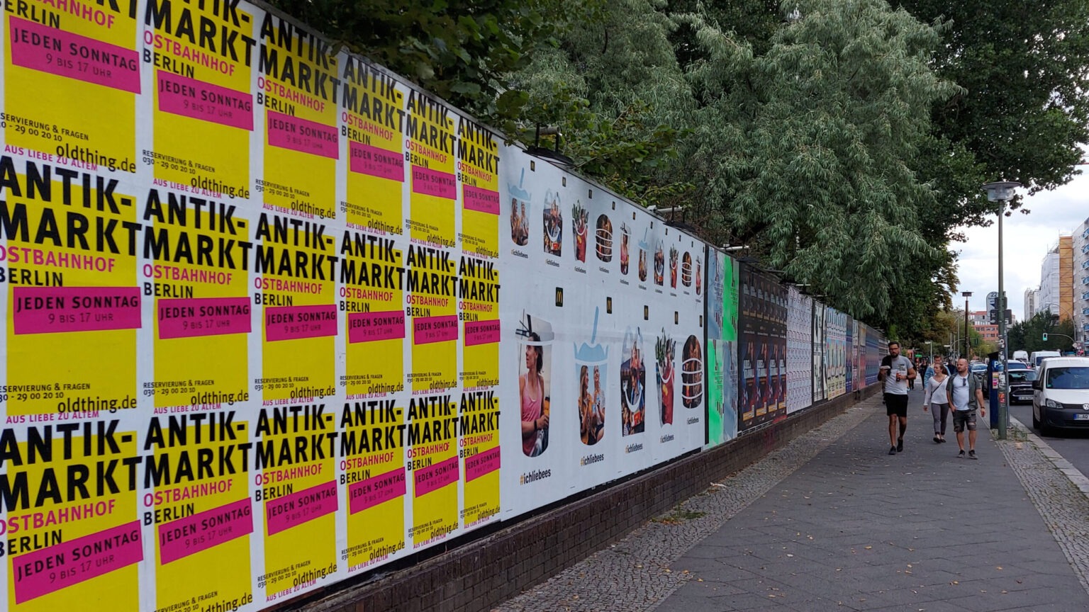 Plakatwerbung an Mauerwerk in Berlin