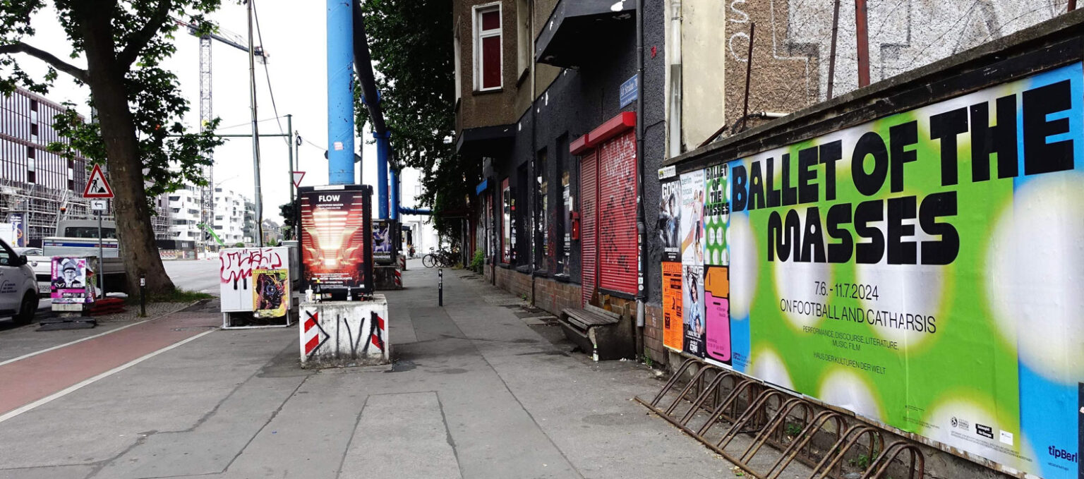 MiniFence 1 MidiFence Plakatierung mit der Aufschrift ‚Ballet of the Masses‘ an einer Hauswand in Berlin-Alt-Stralau.