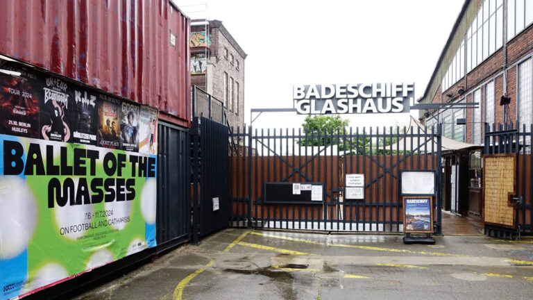 Außenwerbung und Kulturwerbung in Berlin 4 Großformatiges Event-Plakat an der Arena Badeschiff in Berlin: Werbung für „Ballet of the Masses“ des HKW mit grafischem Layout vor urbanem Hintergrund – Außenwerbung im öffentlichen Raum.